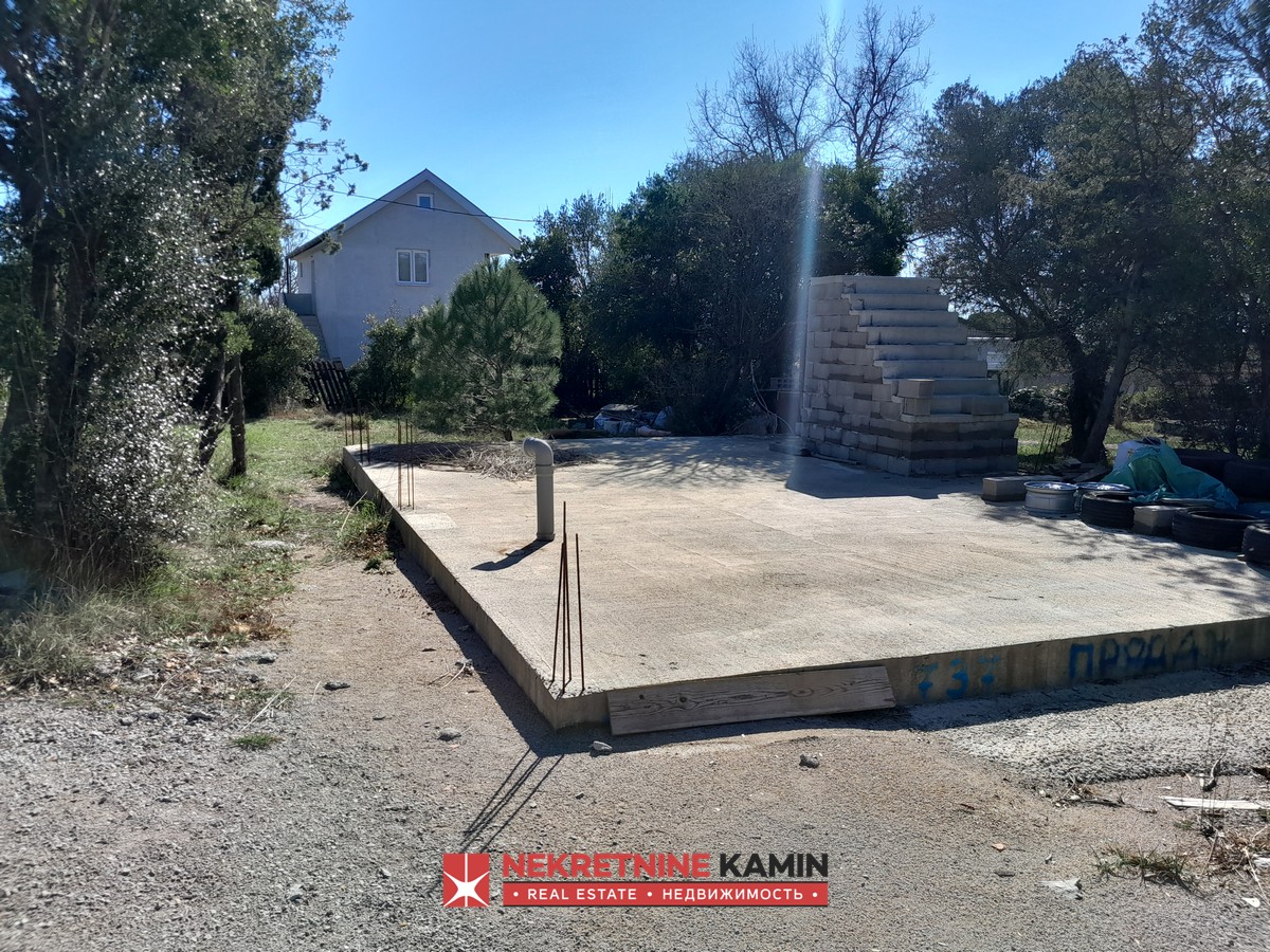 Na prodaju plac sa započetim objektom, Zagora, Grbalj